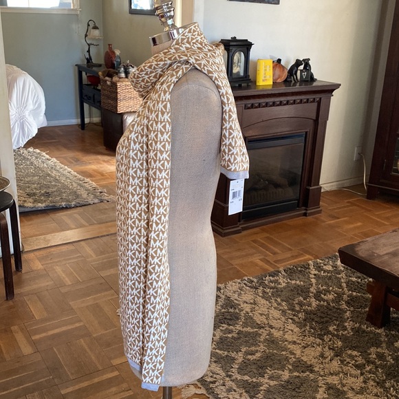 NWT Michael Michael Kors gorgeous scarf. So pretty and classic! - Picture 8 of 12